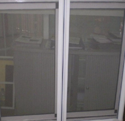 अच्छा दाम खिड़कियों के लिए प्लेन वीव एल्यूमीनियम फ्लाई स्क्रीन रोल 5154 अलॉय 400 मीटर लंबाई ऑनलाइन