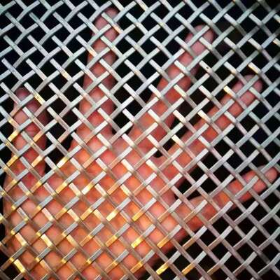 Dobra cena Niestandardowa metalowa siatka dekoracyjna z otworami do dekoracji przestrzeni komercyjnych w Internecie